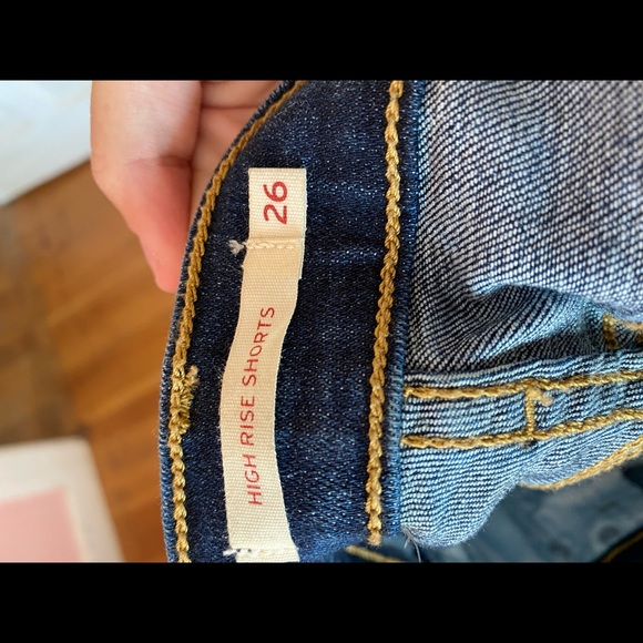 High Rise Levi Shorts - Picture 4 of 4